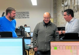 Enrique Moguel, Juan Manuel Murillo y José García en el laboratorio SPILab, en la Escuela Politécnica, en Cáceres.