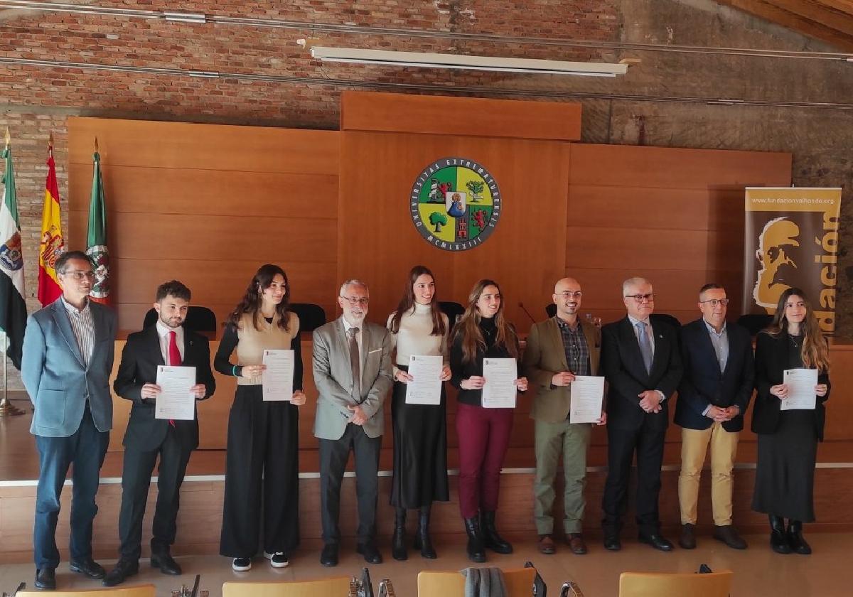 Momento de la entrega de las becas a los investigadores.