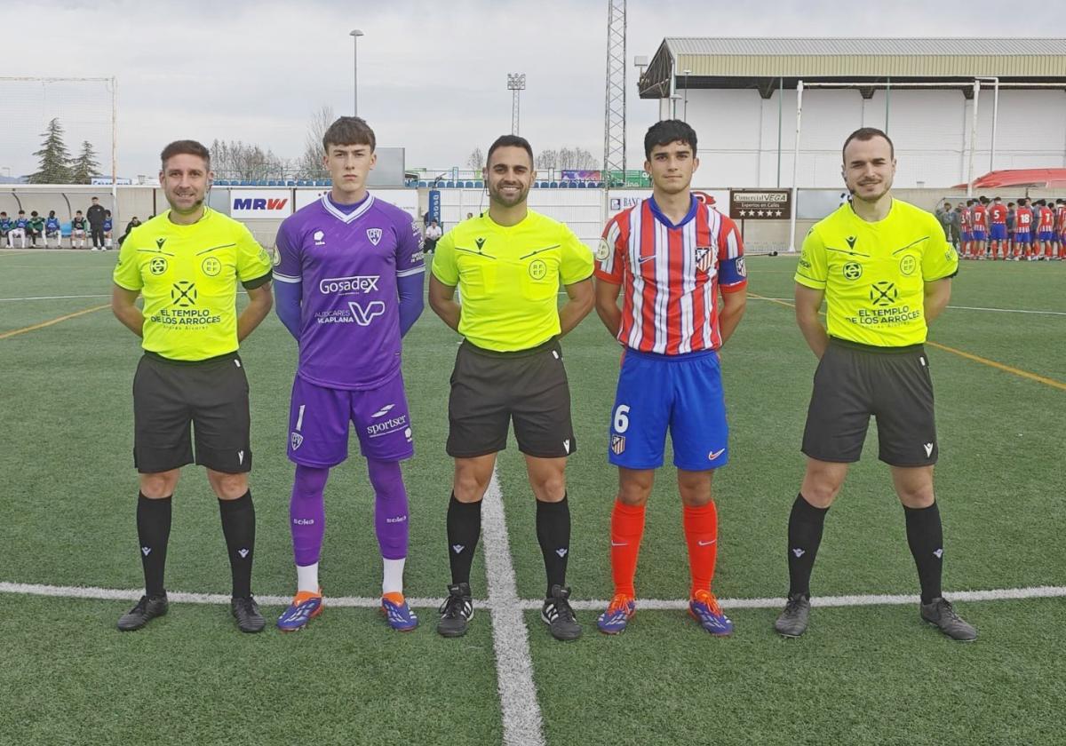 Foto de capitanes en el partido La Cruz Villanovense-Atleti.