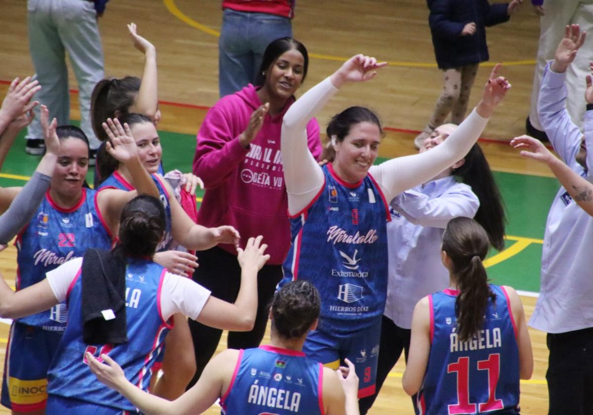 El Miralvalle celebra la victoria al final del partido.