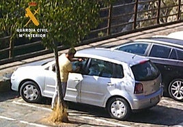 Inicio de un robo en el aparcamiento de Monfragüe.