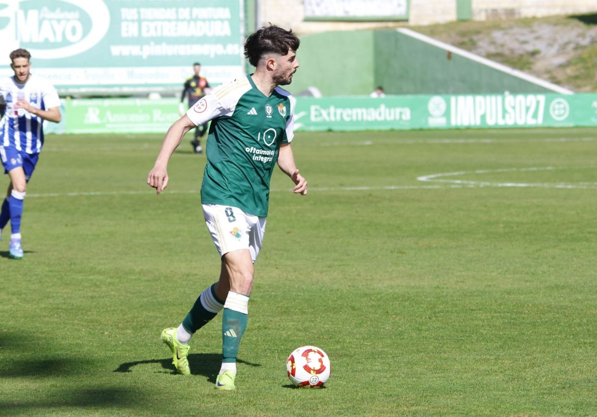 Pau Palacín se estrenó como goleador del Cacereño ante el Talavera.