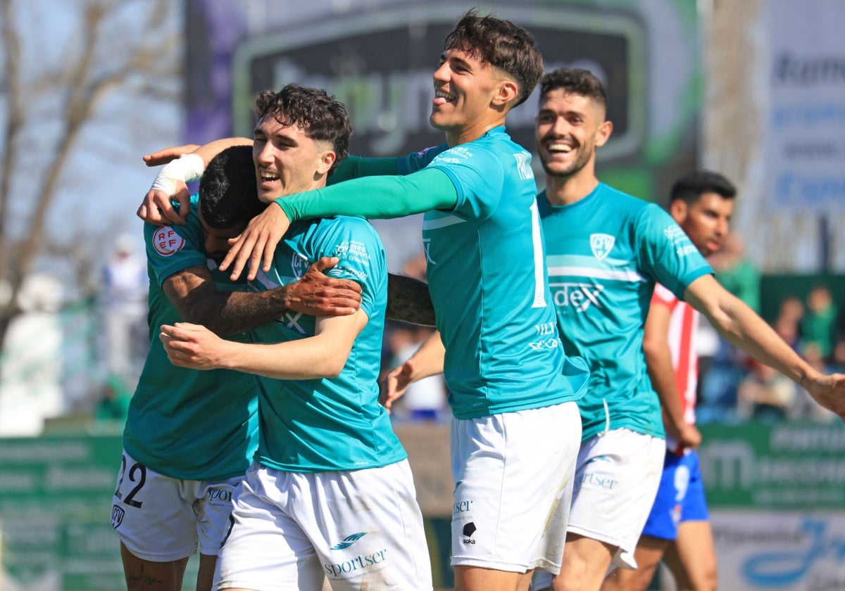 Benji, Pablo y Ruymán celebran con Kevin el primer tanto del derbi.