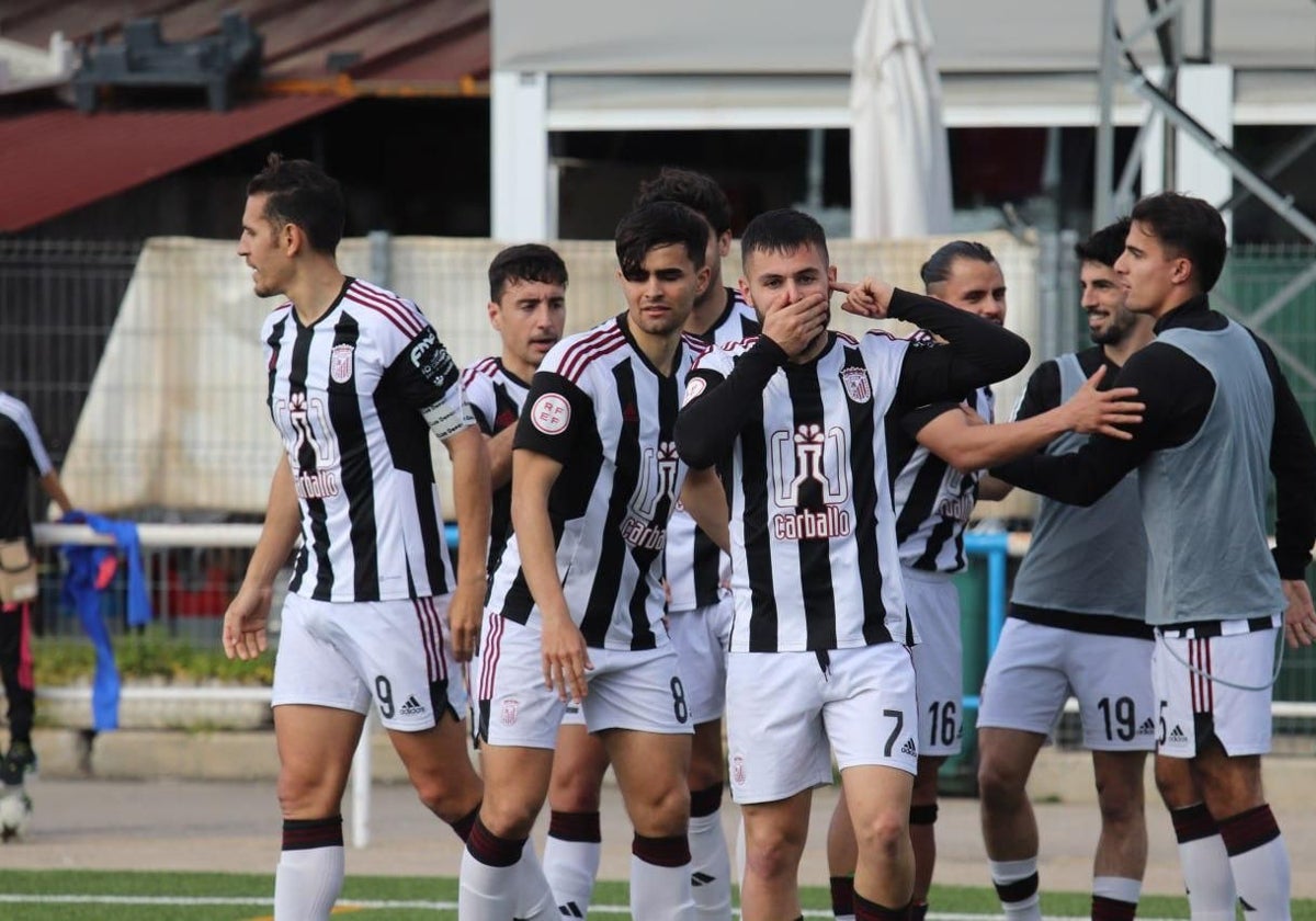 Bermu celebra uno de sus dos goles que dieron la victoria al Badajoz en Arroyo.