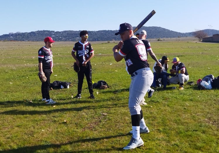 En el sóftbol una pelota es golpeada con un bate, como en el béisbol, pero esta es más grande y su lanzamiento se efectúa por debajo del hombro.