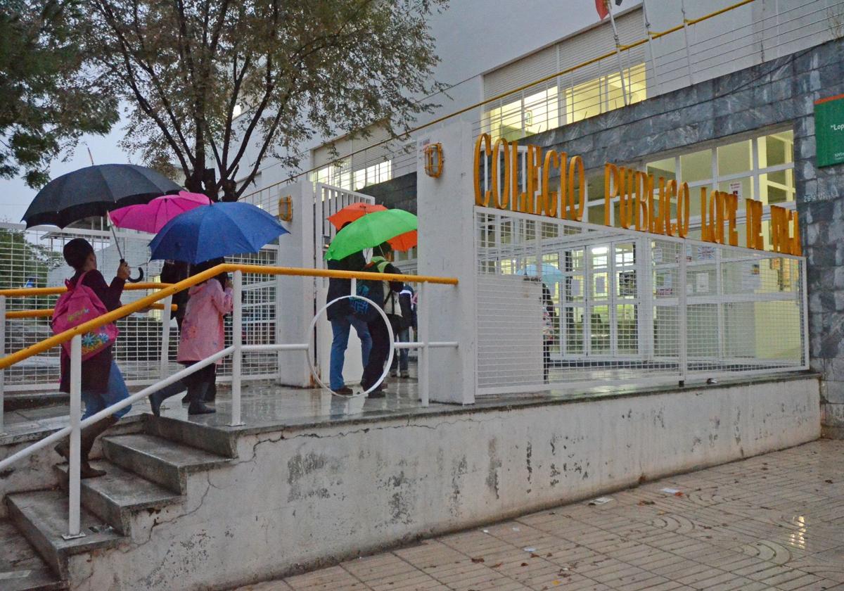 Escolares entrando en el colegio Lope de Vega de Badajoz.