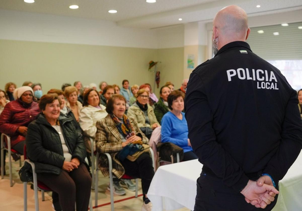 Un agente de la Policía Local en la sesión con los mayores.