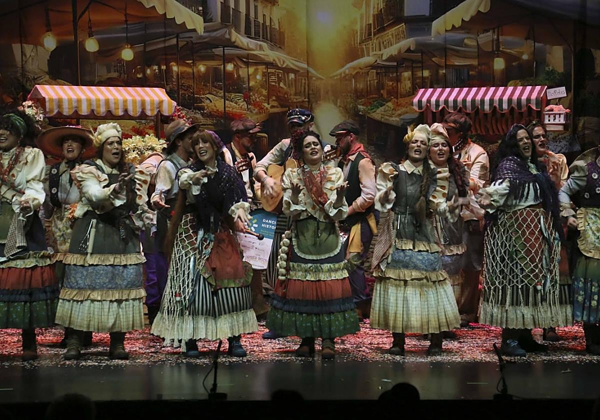 Las Karminas, ganadoras del año pasado van ahora como tenderas, 'las del primer puesto'.