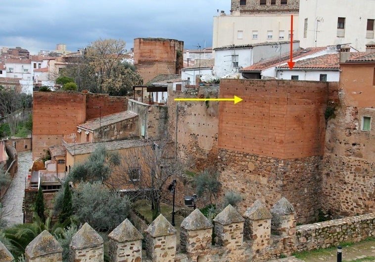 En la imagen, con flecha amarilla, torre del baularte de los Pozos anexa a la vivienda (con flecha roja).