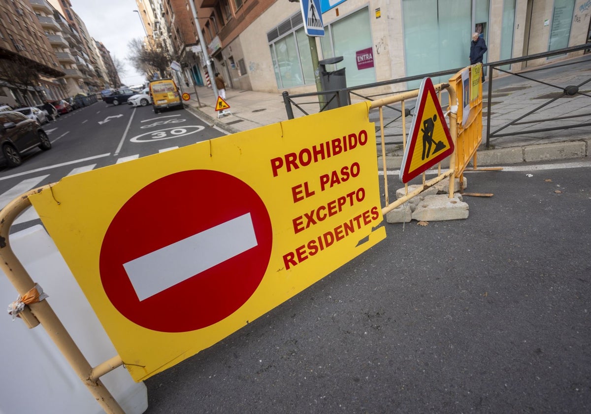 La calle Argentina sufre cortes por las obras que se realizan en la confluencia con la calle García Plata de Osma de la capital cacereña.