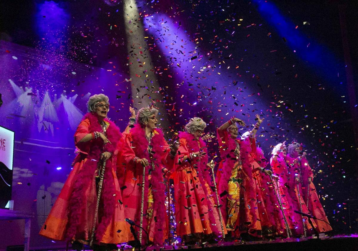 Actuación de este domingo de la chirigota 'Las justinas en la cuarta sesión del concurso de agrupaciones del Carnaval Romano.