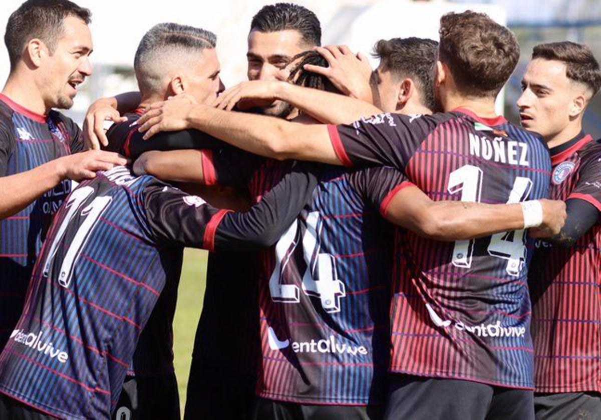 Los jugadores del Extremadura celebran uno de los goles.