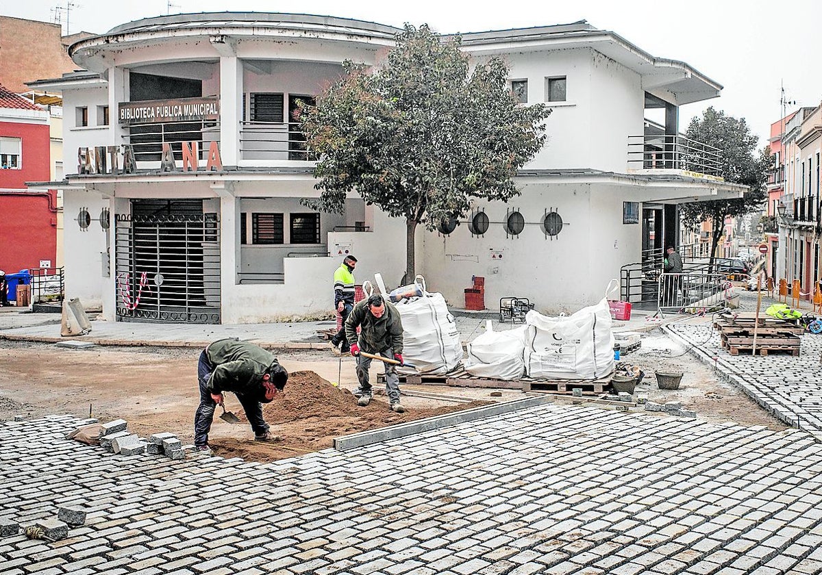 Los obreros trabajando ayer en instalación de la plataforma única en la plaza de Santa Ana.