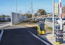 Uno de los accesos al aparcamiento, con sus mecanismos precintados.