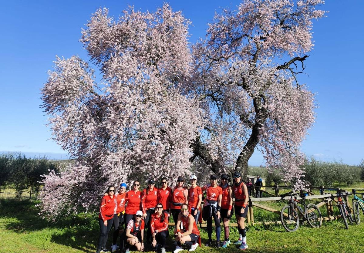 Un grupo de corredoras posa junto al Almendro Real de Valverde de Leganés.