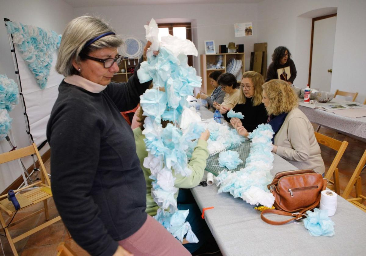 Elaboración de flores para la patrona en marzo del año pasado.