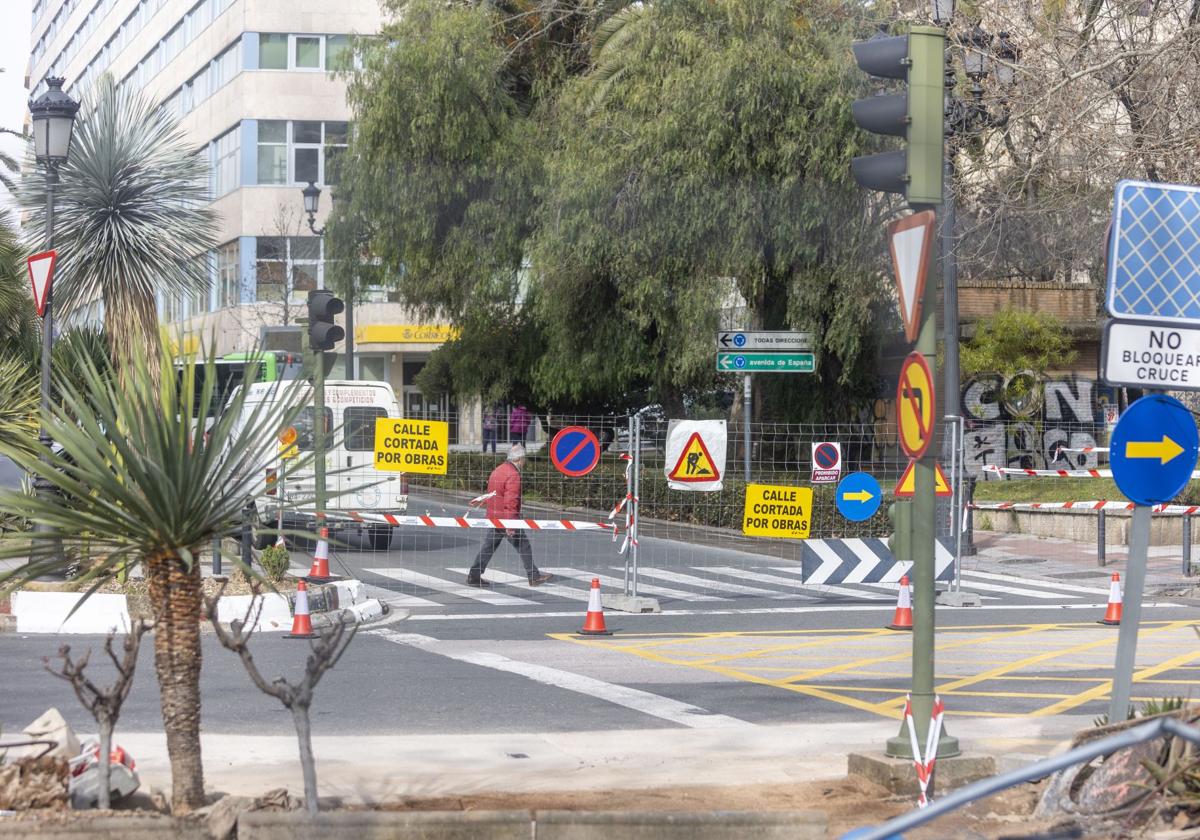 Carteles de obras en la intersección de la Fuente Luminosa, entre avenida de España y Clara Campoamor.