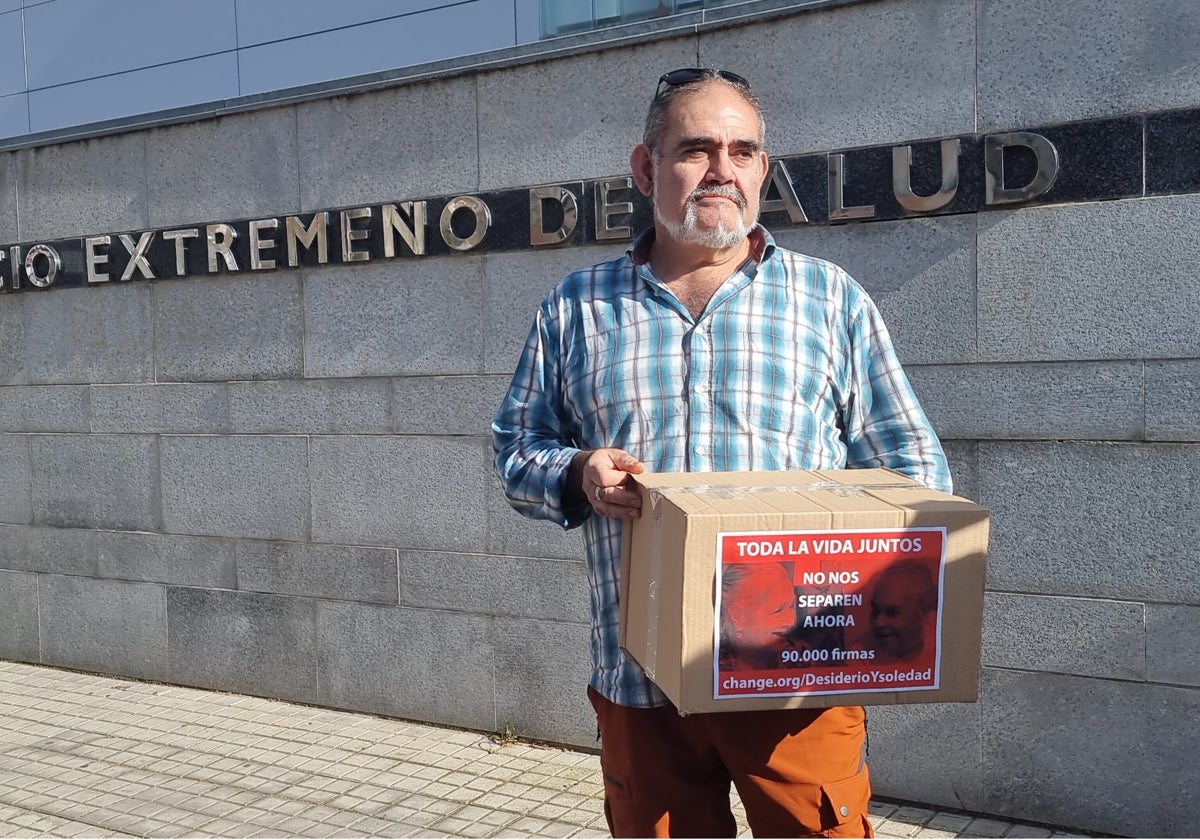 José Hernández, el jueves en Mérida, antes de entregar las 90.000 firmas.