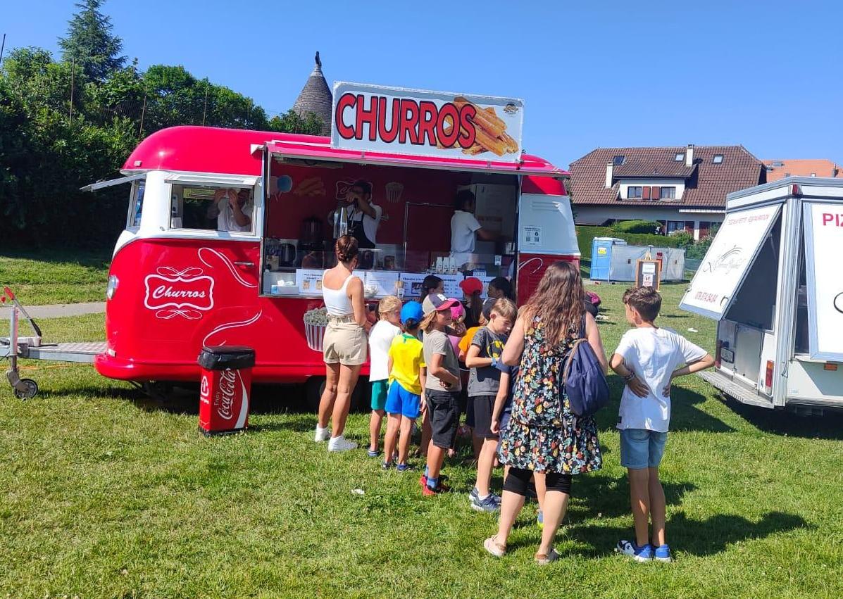 Imagen secundaria 1 - Carlos es un emprendedor que habla cuatro idiomas y que ha encontrado en esta caravana vintage un vehículo de vida.