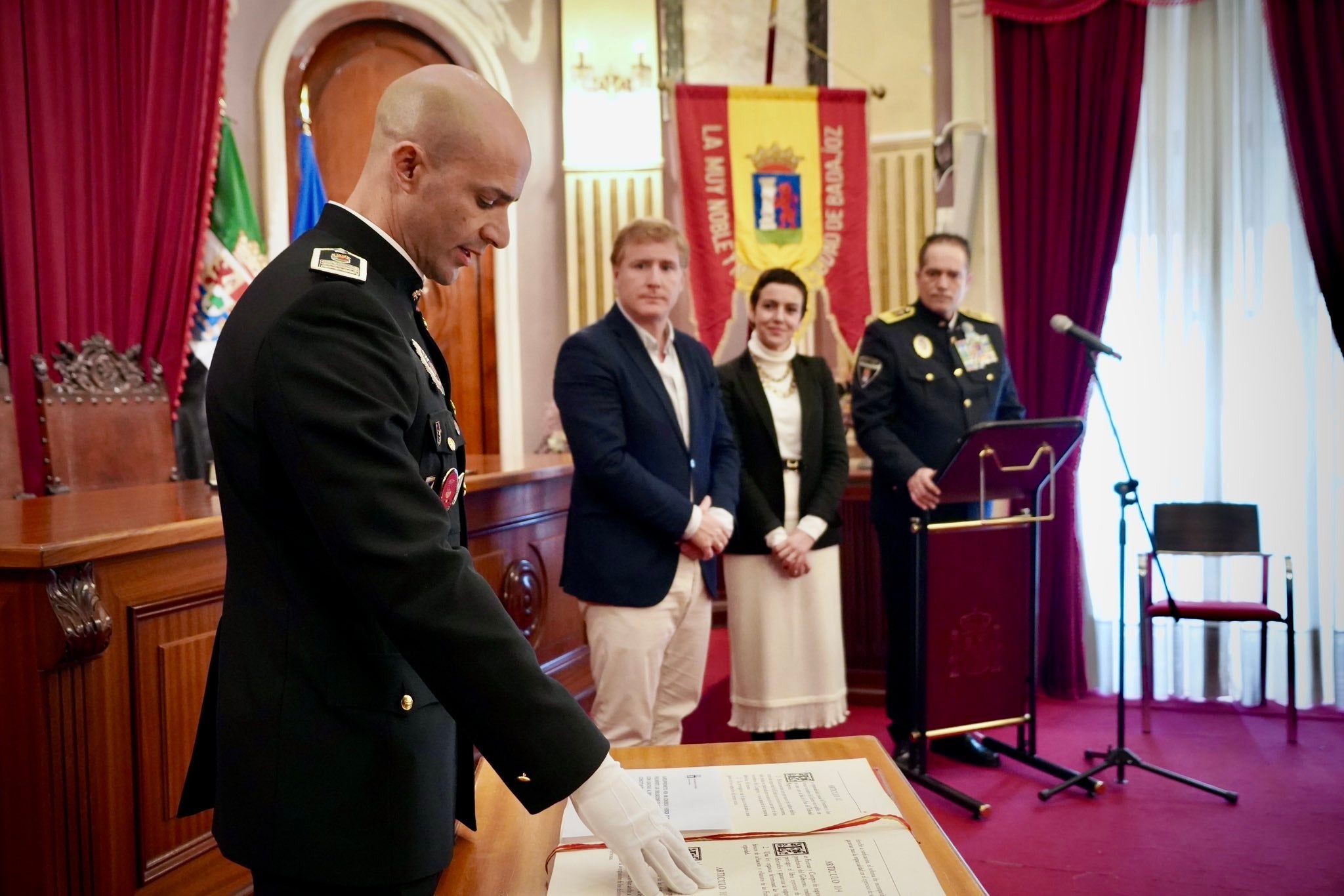 Toma de posesión de Toni Mesas Silva como intendente de la Policía Local de Badajoz.