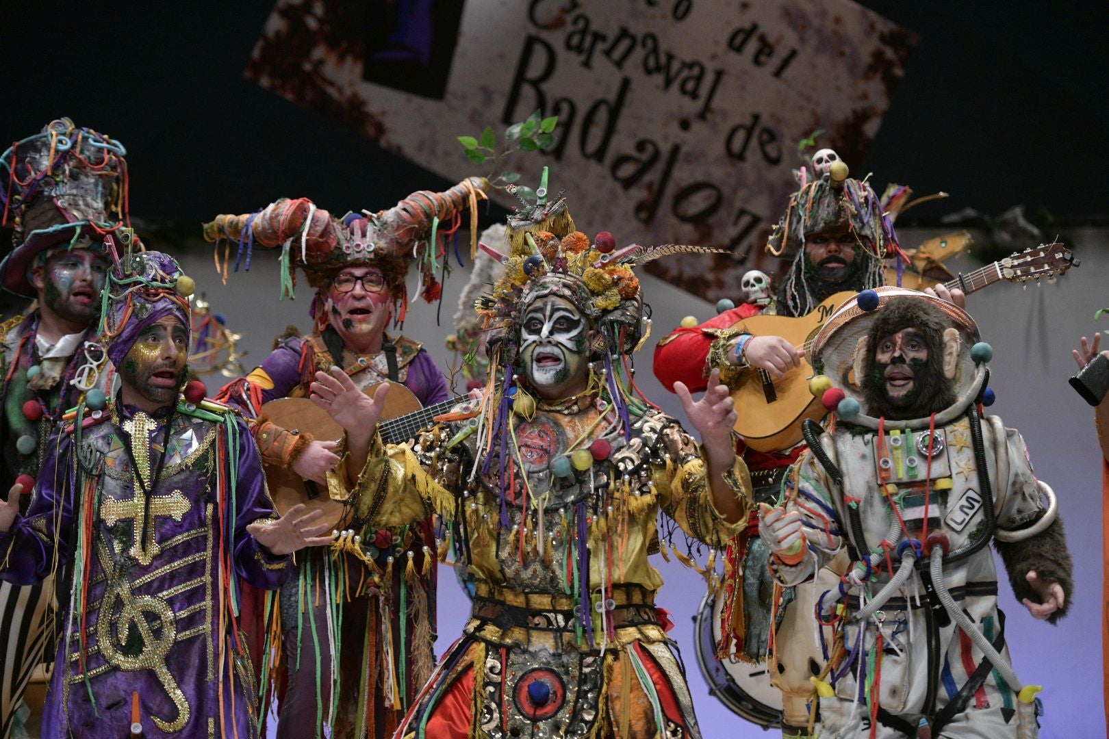 Actuación de la murga Sa Tersiao en el primer día de preliminares del Concurso de Murgas del Carnaval de Badajoz 2025. 