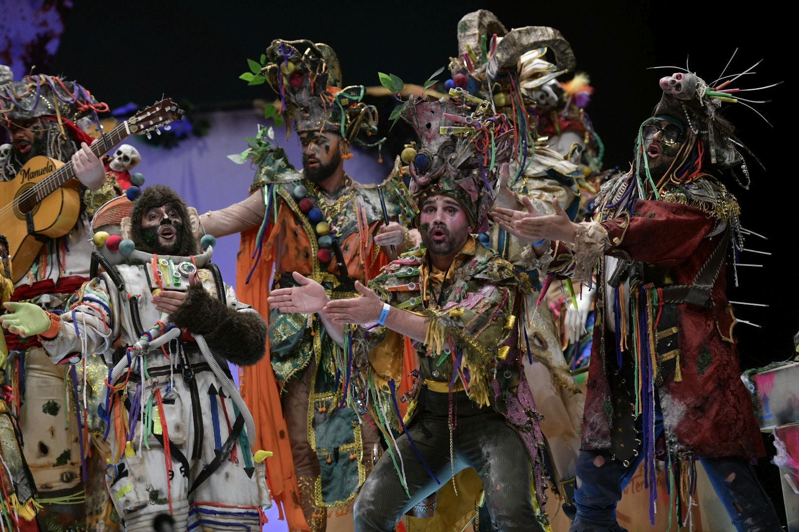 Actuación de la murga Sa Tersiao en el primer día de preliminares del Concurso de Murgas del Carnaval de Badajoz 2025. 