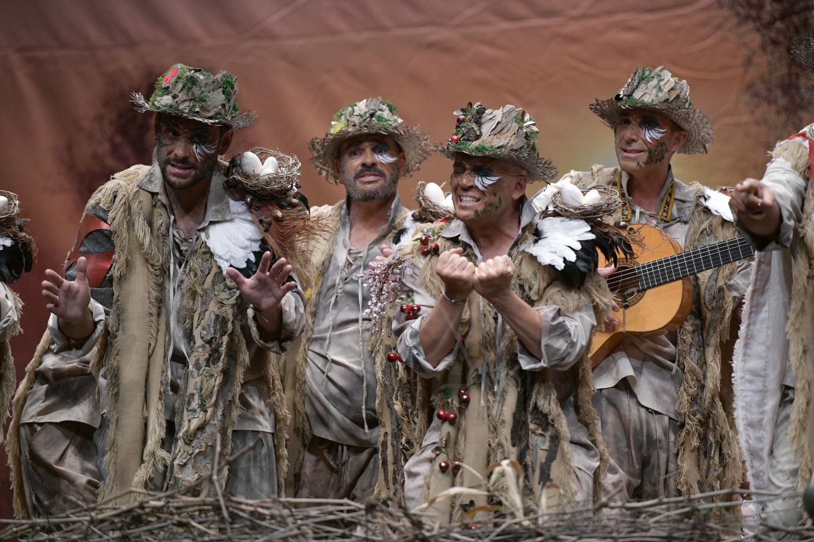 Actuación de la murga Dakipakasa como 'Patria' el primer día de preliminares del Concurso de Murgas del Carnaval de Badajoz 2025