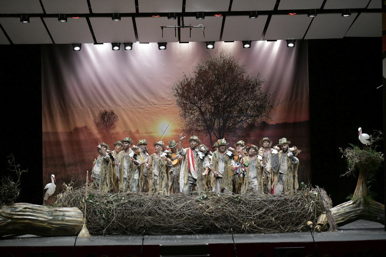 Actuación de la murga Dakipakasa como 'Patria' el primer día de preliminares del Concurso de Murgas del Carnaval de Badajoz 2025