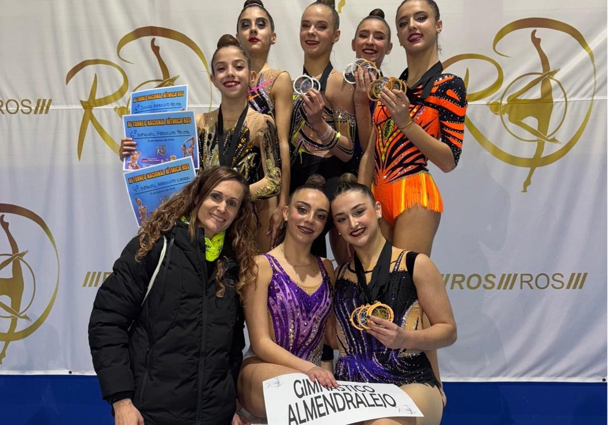 Las gimnastas del Gimnástico Almendralejo posan con sus entrenadoras y sus medallas.