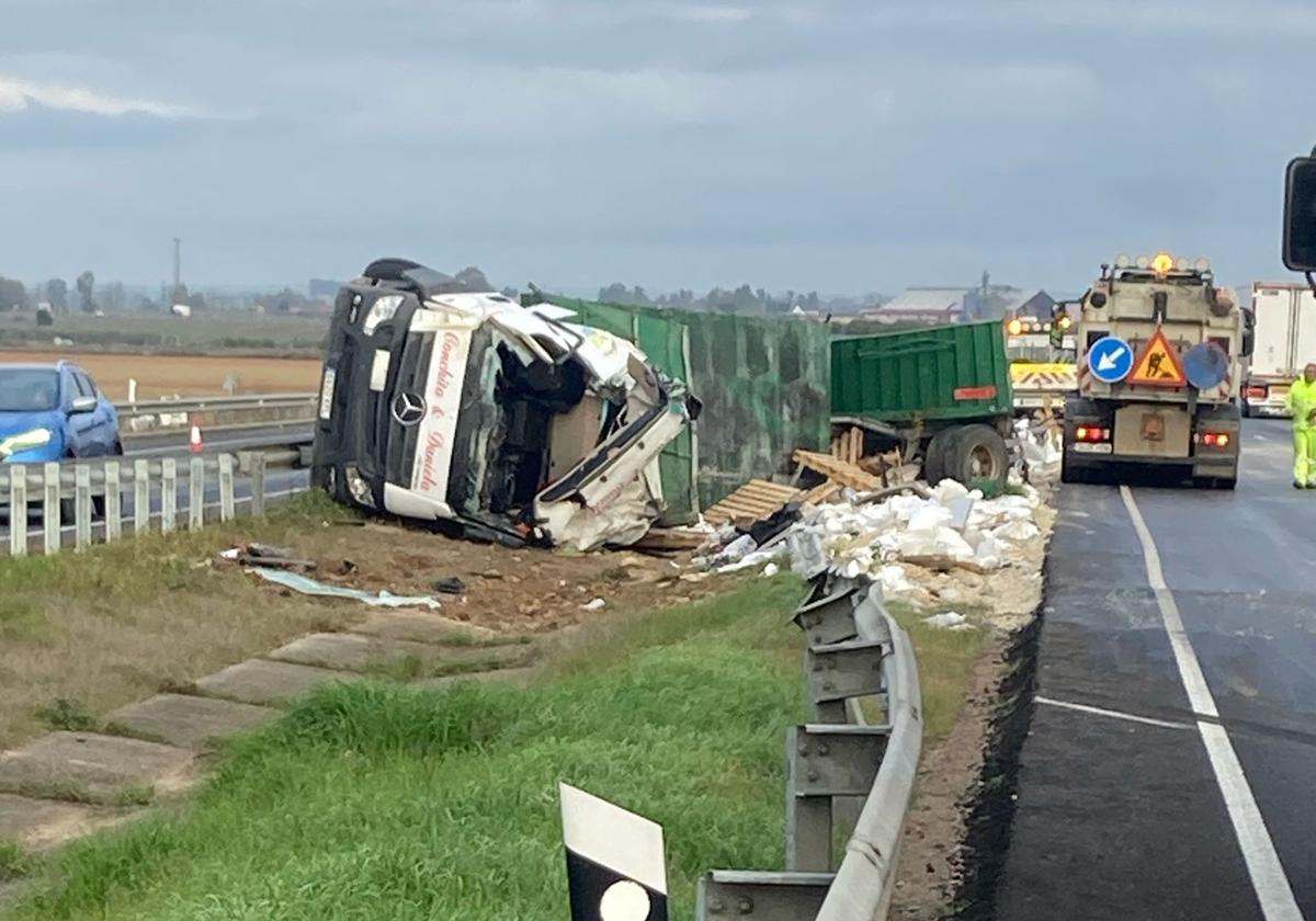 Así ha quedado el camión tras la salida de vía en la A-5