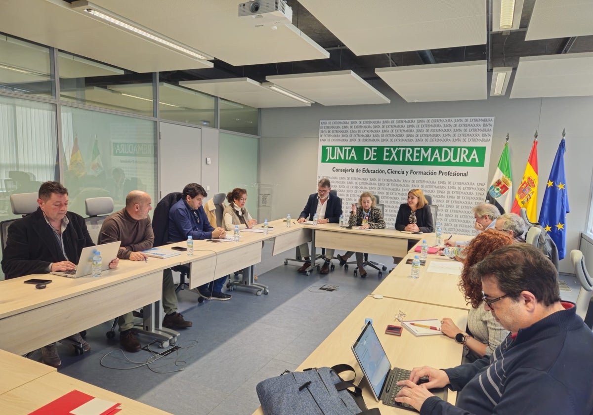 Reunión de representantes de la Consejería de Educación y los sindicatos.