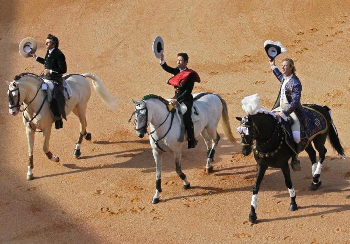 Los rejoneadores Diego Ventura, a la izquierda, Rui Fernandes, en el centro, y Leonardo Hernández, a la derecha.