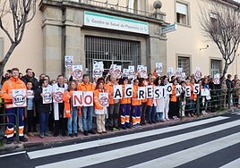Un centenar de profesionales sanitarios se ha concentrado para exigir que no haya más agresiones.