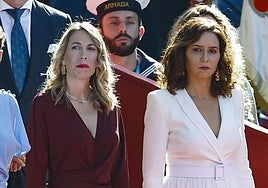 María Guardiola e Isabel Díaz Ayuso en el desfile del Día de la Fiesta Nacional en Madrid.