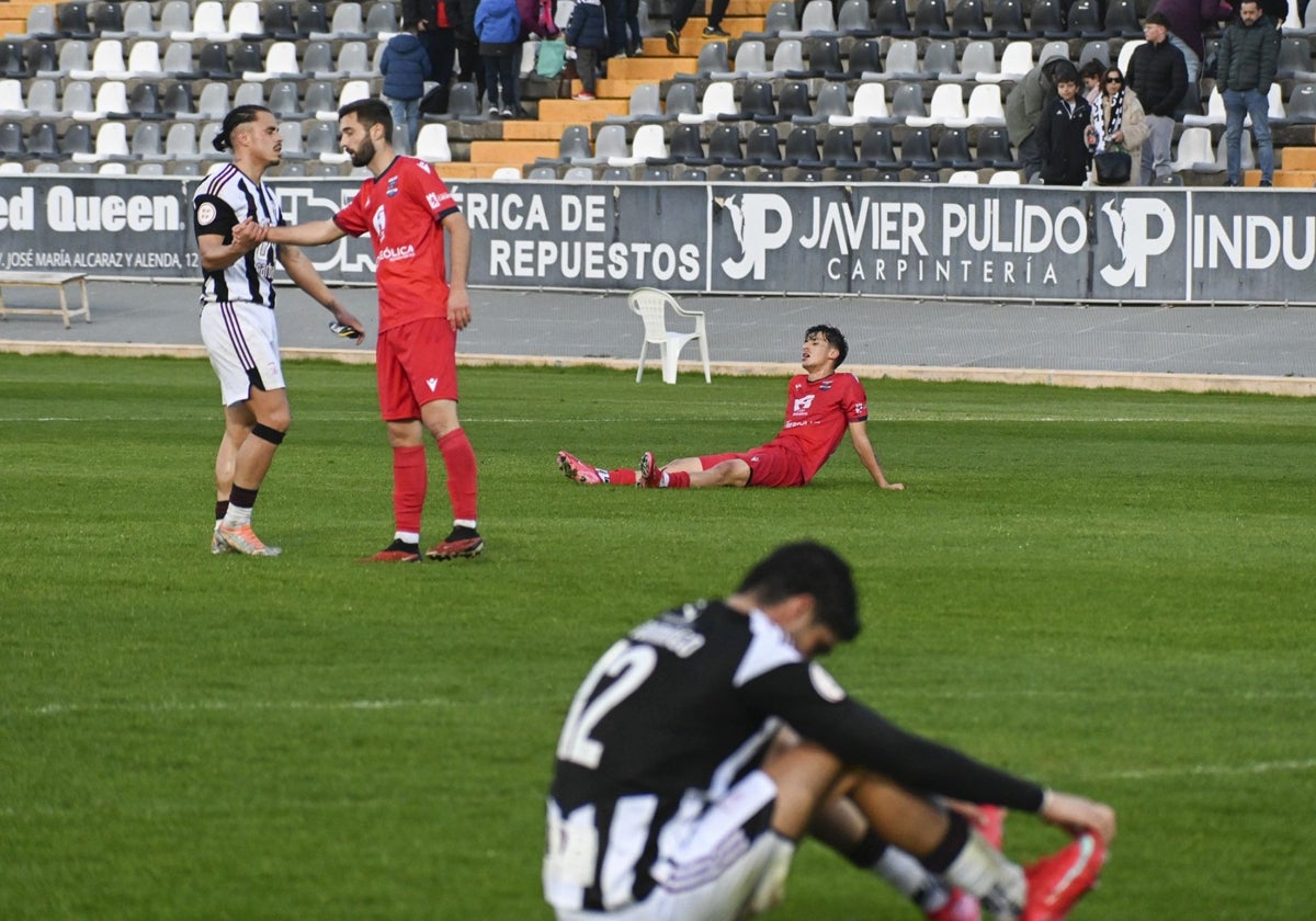 El Badajoz solo sacó 2 puntos de sus enfrentamientos directos ante Azuaga, Llerenense y Diocesano.