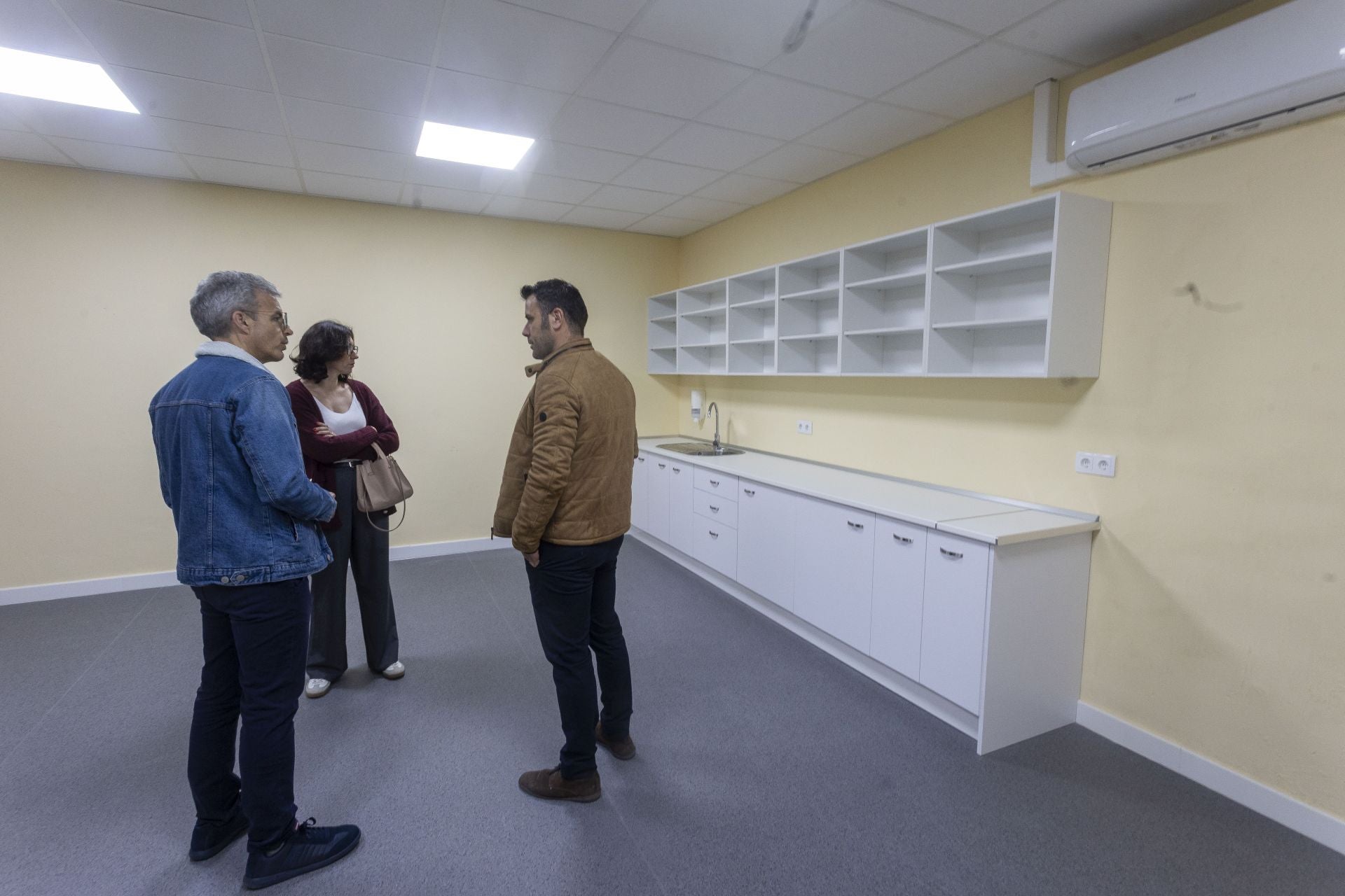 Así se hace el traslado del centro de salud Plaza de Argel al Hospital Provincial