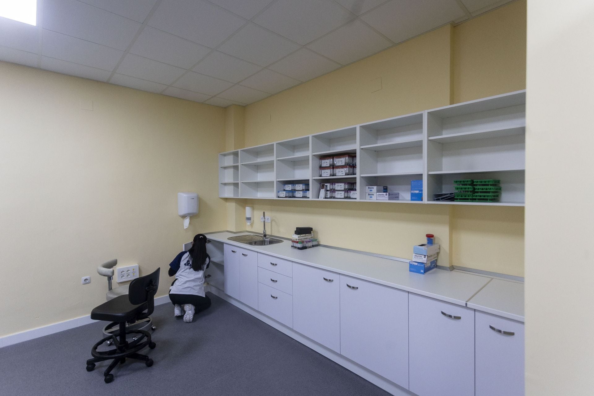 Así se hace el traslado del centro de salud Plaza de Argel al Hospital Provincial