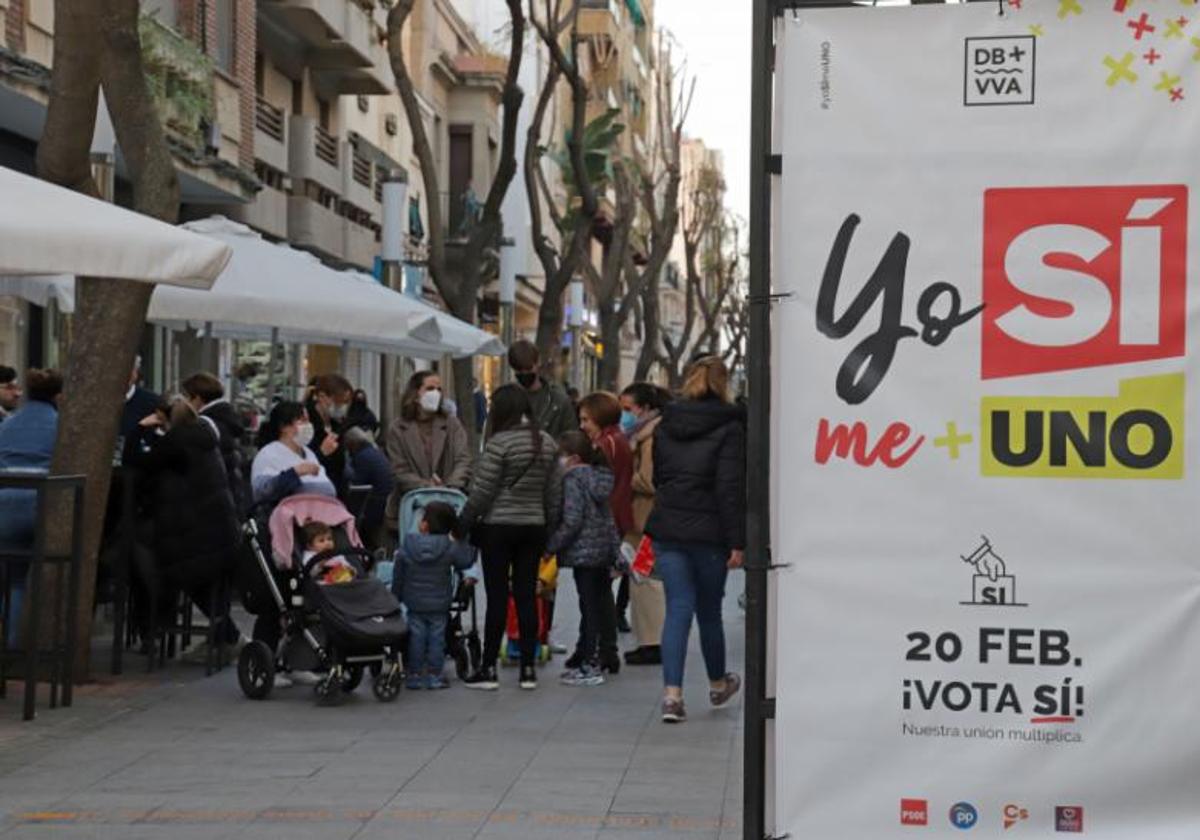 Cartel invitando a votar sí a la fusión entre Don Benito y Villanueva en el referéndum de febrero de 2022.