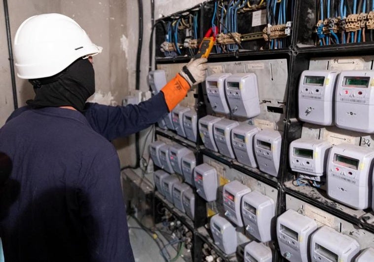 Trabajadores de Endesa buscando enganches ilegales al suministro eléctrico.