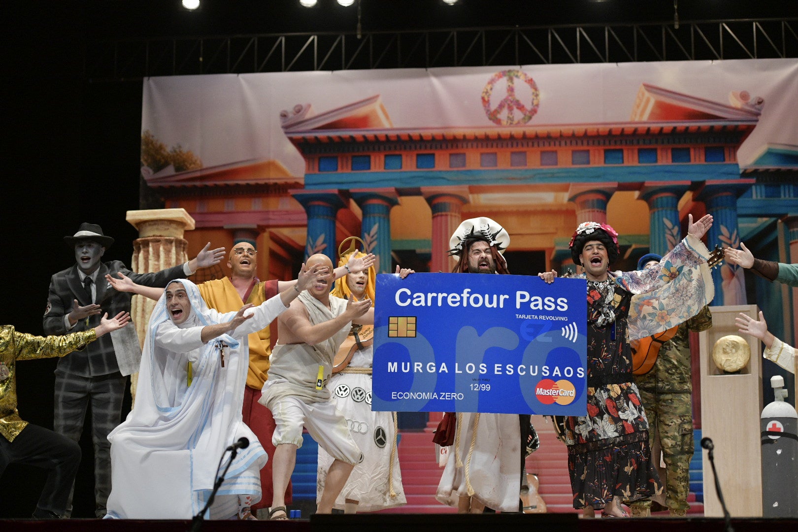 Actuación de la murga Los escusaos el segundo día de preliminares del Concurso de Murgas del Carnaval de Badajoz 2025. 