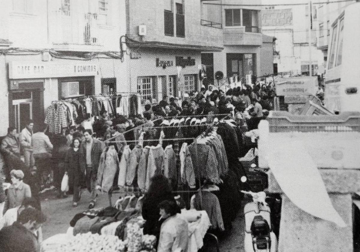 Mercado franco en la plaza Marrón.