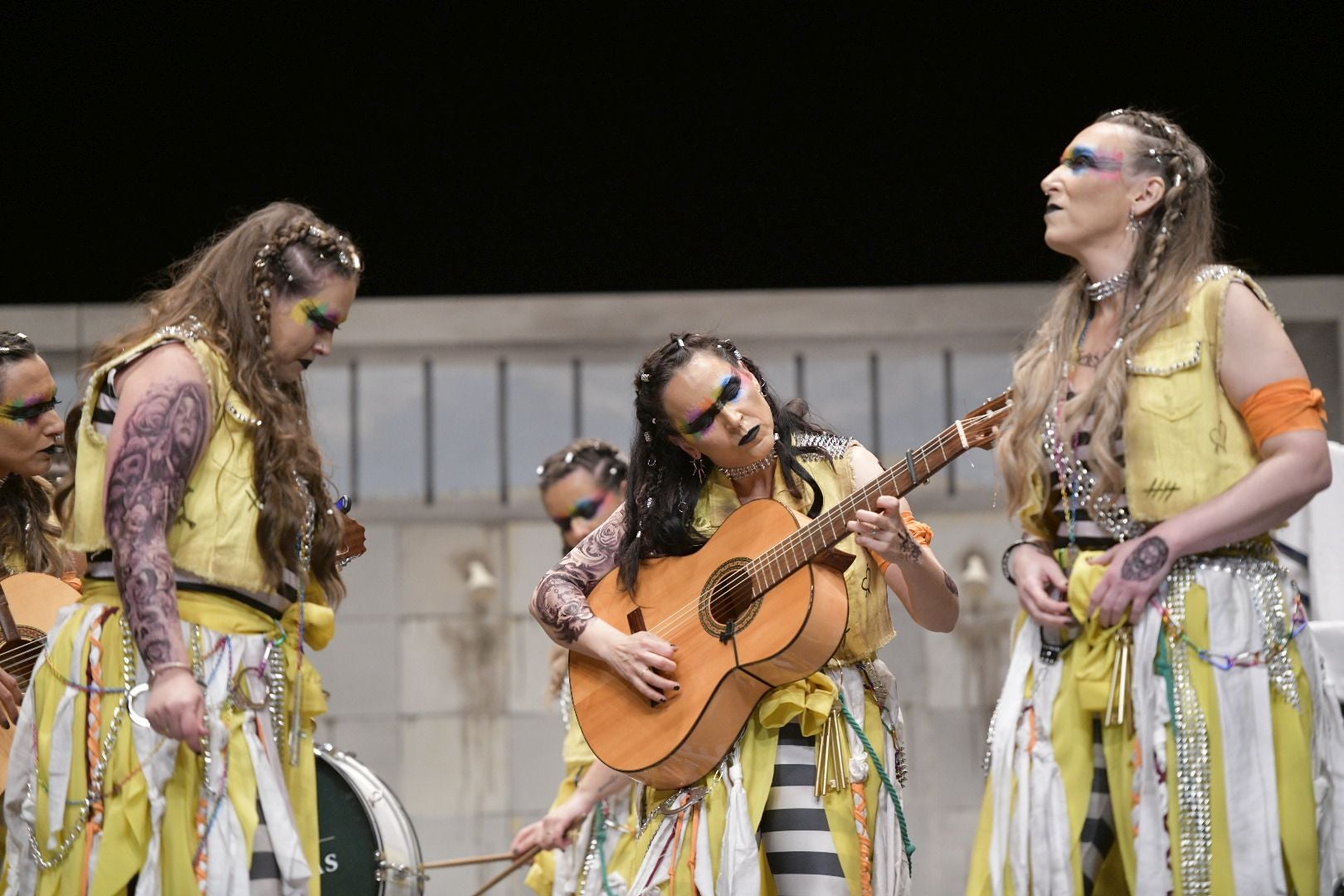 Actuación de Las Chimixurris el tercer día de preliminares del Concurso de Murgas del Carnaval de Badajoz 2025. 