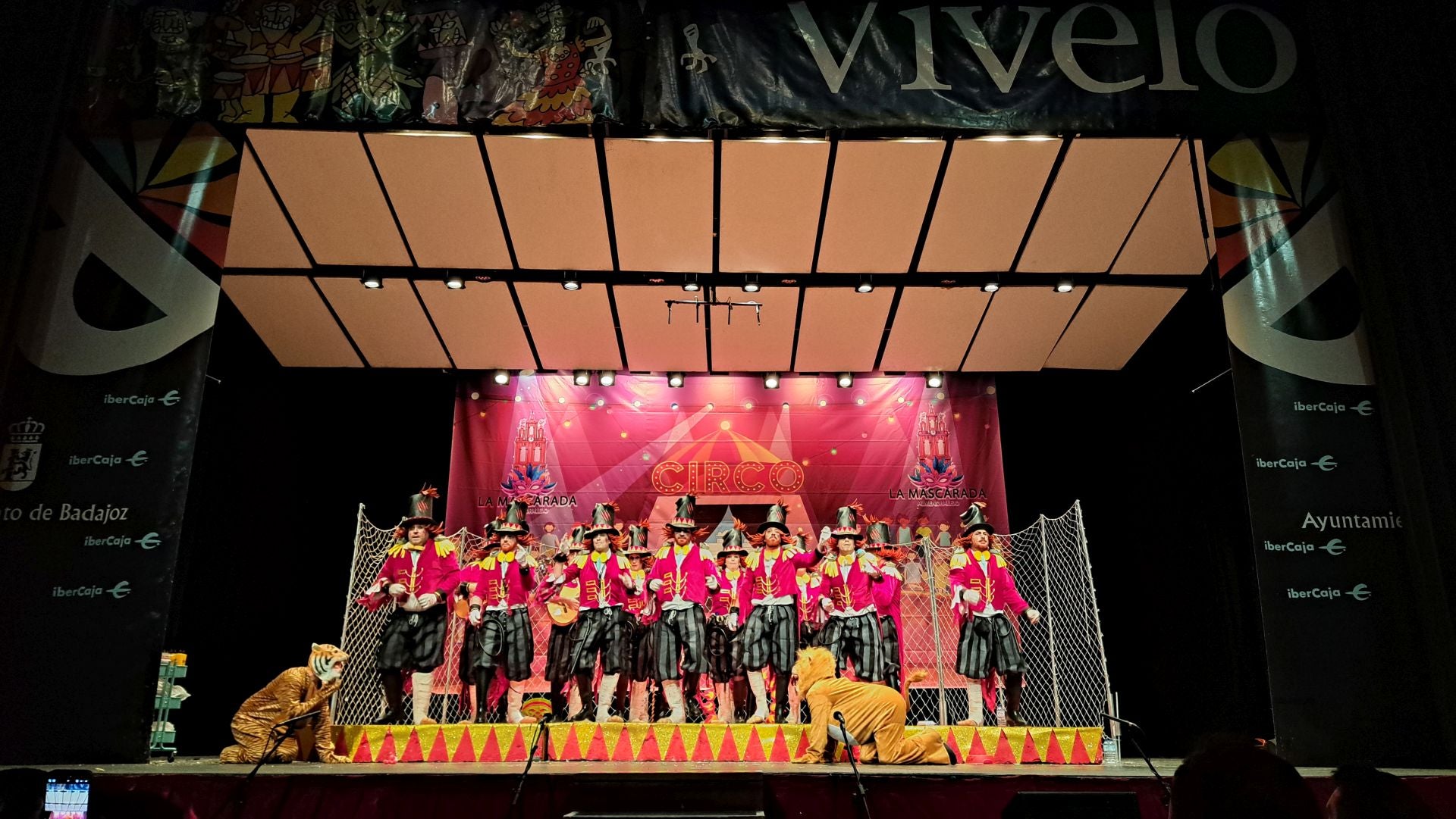 Actuación de la murga La Mascarada el tercer día de preliminares del Concurso de Murgas del Carnaval de Badajoz 2025. 