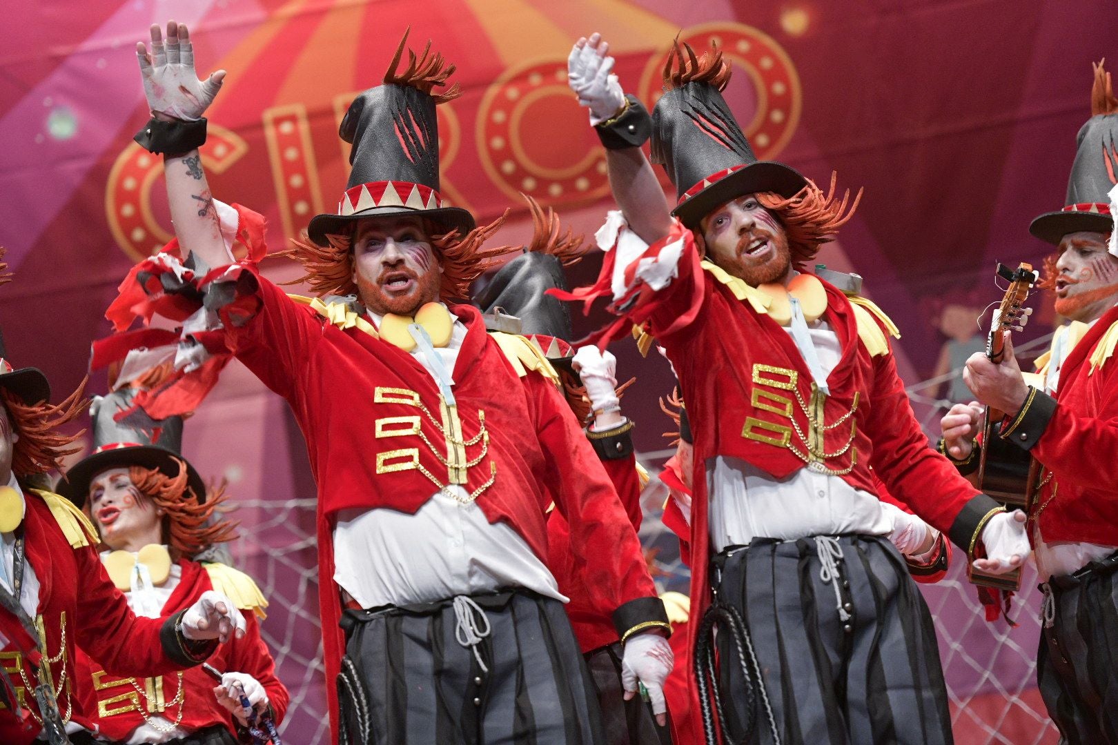 Actuación de la murga La Mascarada el tercer día de preliminares del Concurso de Murgas del Carnaval de Badajoz 2025. 