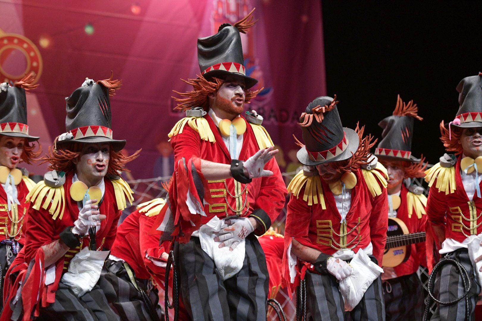 Actuación de la murga La Mascarada el tercer día de preliminares del Concurso de Murgas del Carnaval de Badajoz 2025. 