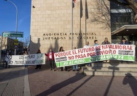 Miembros de la plataforma 'No al muro', este jueves junto a la entrada a los juzgados de Cáceres.