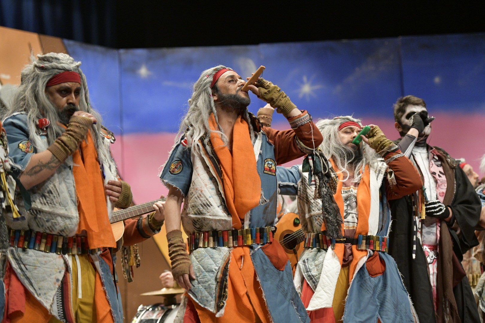 Actuación de la murga Yo no salgo el segundo día de preliminares del Concurso de Murgas del Carnaval de Badajoz 2025. 