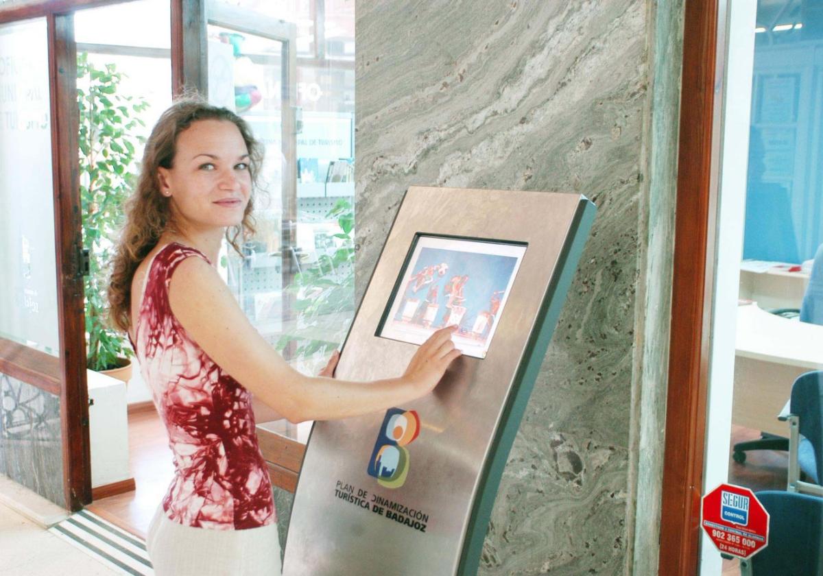 Imagen de archivo de una joven consultando información turística en una pantalla táctil en el pasaje de San Juan.