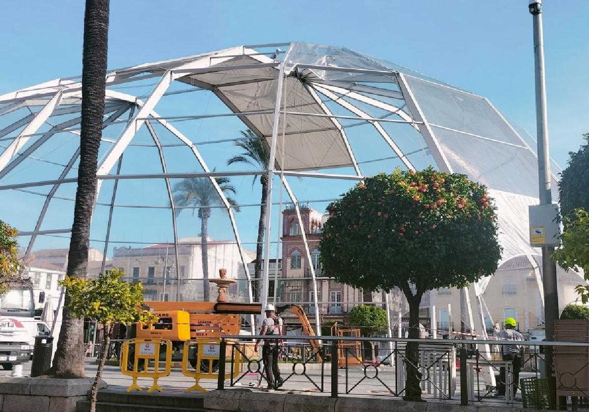 Carpa iglú que se está montando en la Plaza de España.