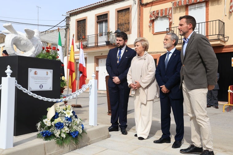 Alfonso Morcillo da nombre a una calle en Medellín, donde además se descubrió un monumento en especial a su memoria.